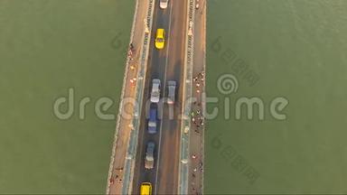 在<strong>一座城市</strong>桥上惊人的空中交通镜头。
